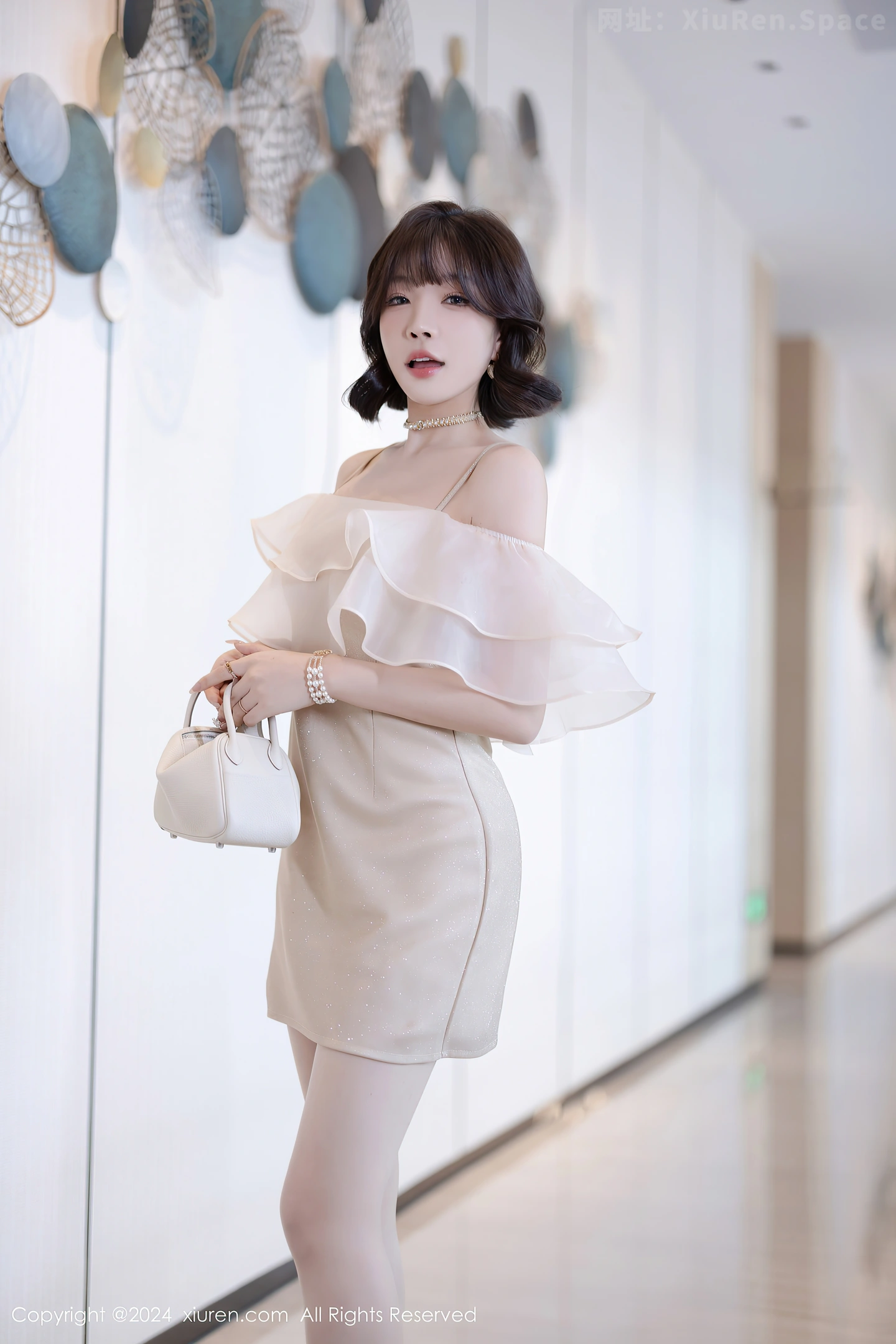 图片[2]-[XiuRen秀人网]VOL.8917 女神徐莉芝Booty性感浅色连衣短裙+黑色情趣内衣迷人诱惑写真90P-秀人网官方网站